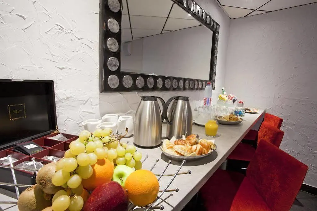 Kyriad Marseille Centre Paradis-Prefecture 3*,